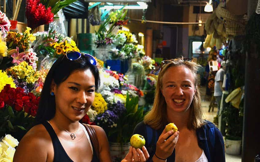 In San Jose’s Central Market visitors can discover, taste, and buy a great variety of tropical and exotic fruits and flowers.